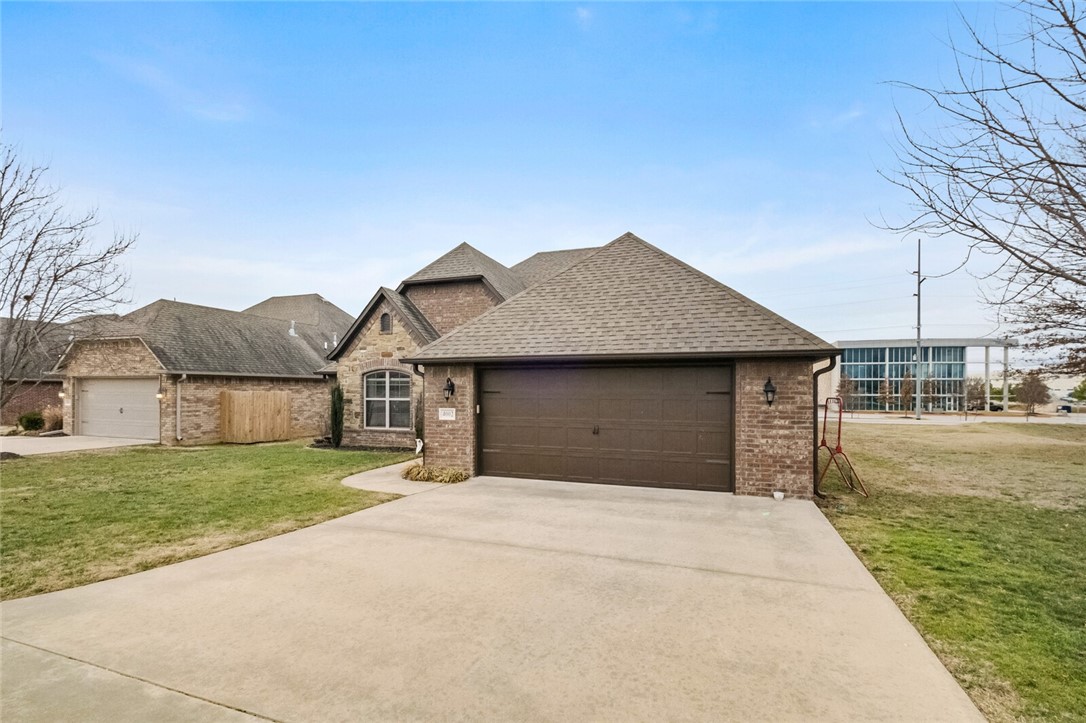 Beautiful, one-owner Rouse Custom Home in the highly sought-after Cornerstone Ridge subdivision! This single-level, 4-bedroom, 2-bath home offers an open, split floor plan with hardwood floors, granite countertops, and stainless steel appliances. The spacious master suite features a tiled walk-in shower, whirlpool tub, and double vanity. Enjoy outdoor living on the large covered patio overlooking the community fishing pond. This home is situated at the end of a quiet cul-de-sac with access to neighborhood amenities including playground and walking trails, and fishing pond. Conveniently located near the Walmart DC and many other Bentonville shopping centers and amenities within a few miles.
