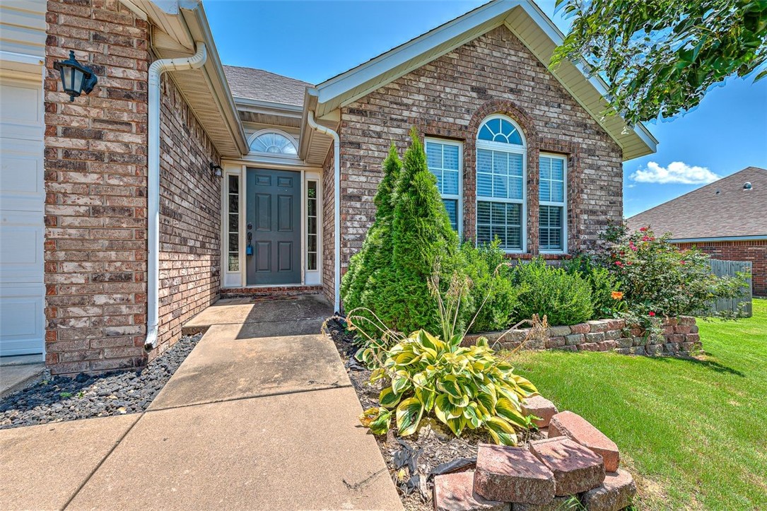 Immaculate and move-in ready, this home is all about location, convenience, and lifestyle. Perfectly positioned just minutes from Rogers, it offers the rare blend of small-town charm and big-city access. Whether youāre commuting to work, hitting the Pinnacle shops, grabbing dinner in downtown Rogers, or catching a Razorback game ā everything you need is right around the corner. Inside, youāll find a warm, light-filled layout with soaring ceilings and thoughtful touches throughout. The primary suite is a peaceful escape, and the flat, fenced backyard makes everyday living easy. Nestled in a quiet, established neighborhood with quick I-49 access, this home delivers the best of Northwest Arkansas ā comfort, connection, and convenience.