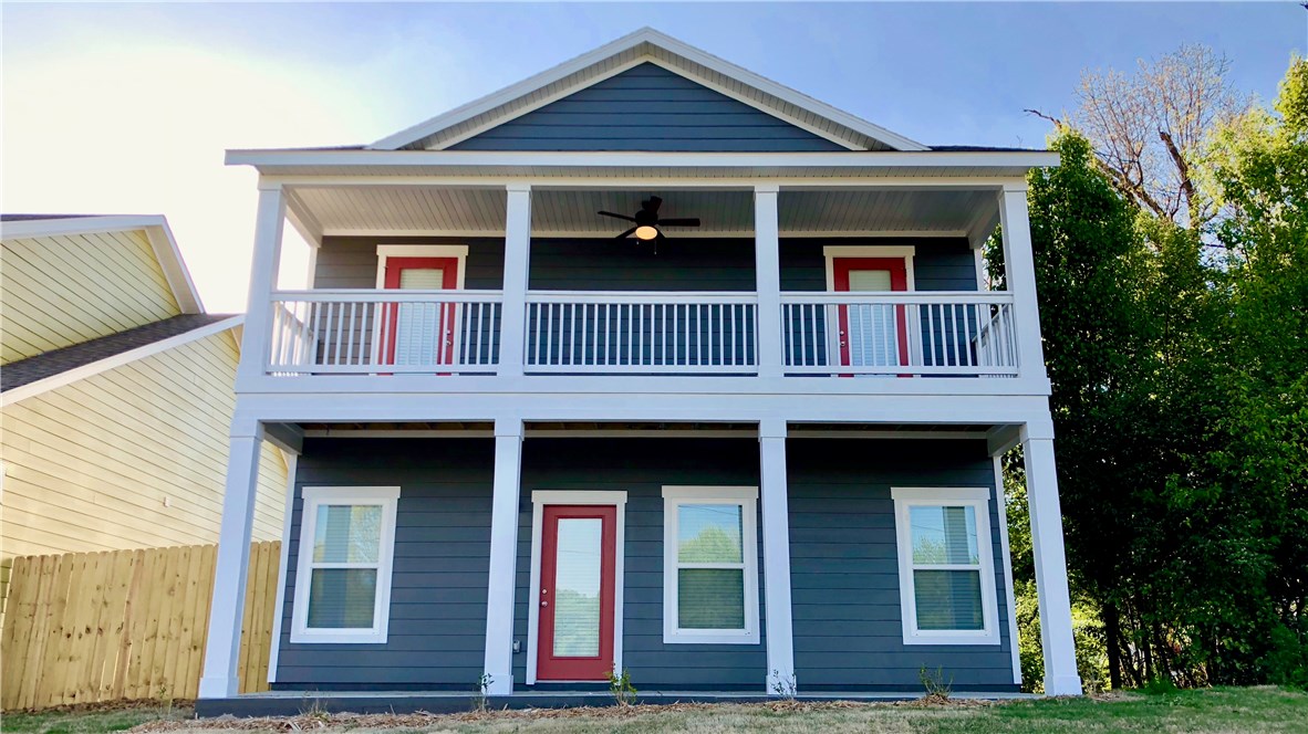 Adorable new construction. Enjoy all the amenities of the Links while living in a 3 Bedroom single family home. Close to I-49, Bus Route; Restaurants.