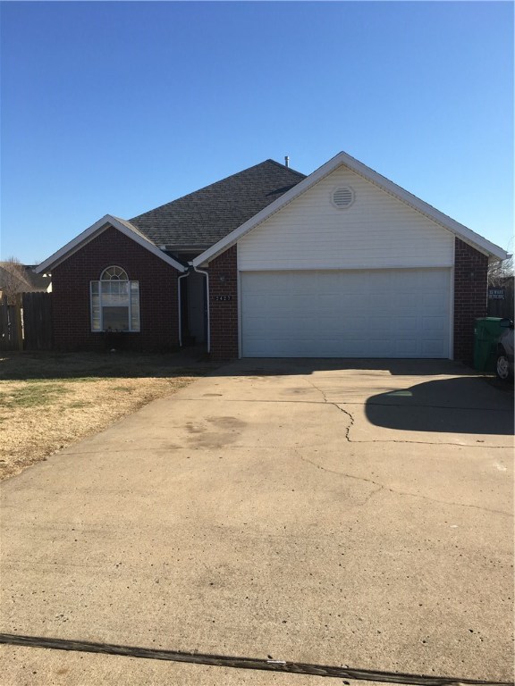 Nice 3 bedroom and 2 full bath. master bath with cathedral ceilings and big walking closet. Kitchen counter tops come with granite . nice corner location .