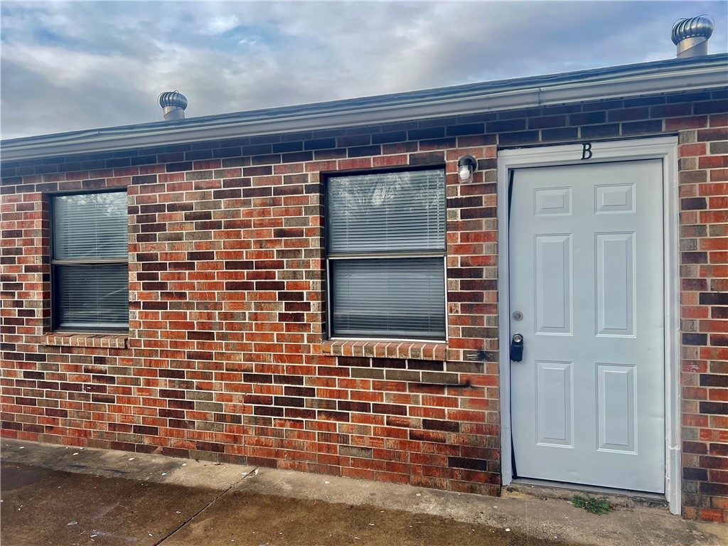 Updated interior and affordable 4-plex unit with 2 bedrooms, 1 bathroom and new stainless steel appliances. Rents for $800 per month with an $800 Security Deposit. Pets are not allowed.