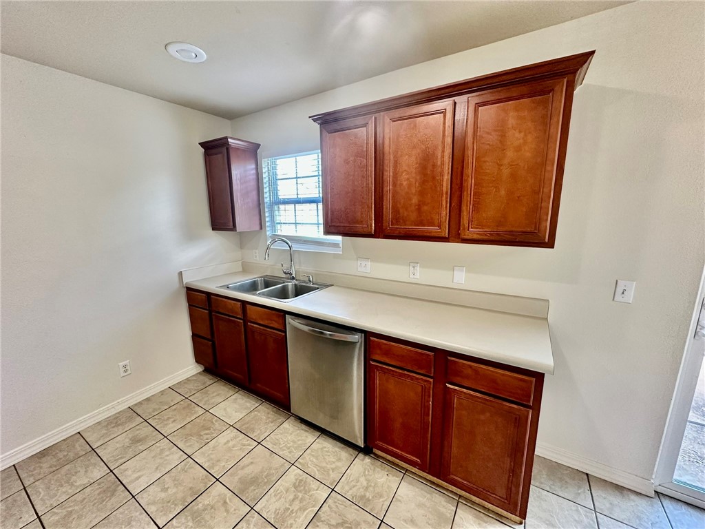 CHAMPIONS ESTATES-ROGERS - Residential Lease
