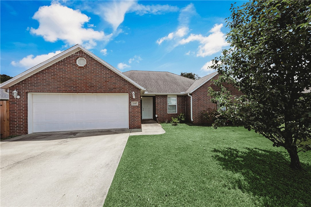 Tucked away on a cul-de-sac, this beautifully maintained 3-bedroom home offers both comfort and convenience. Located just minutes from Bayyari Elementary, the Fitzgerald Mountain Bike Trails, and the Razorback Greenway, it's perfect for outdoor enthusiasts.
Enjoy a functional split-bedroom floor plan, gleaming hardwood floors, and stainless steel appliances in the kitchen. The home sits just below Bayyari Park and features a level driveway with dedicated boat or RV parking on one side—ideal for adventurers!
Step out back to a spacious fenced yard with a covered porch, pergola, and built-in flower beds—perfect for entertaining or relaxing in your own private oasis.