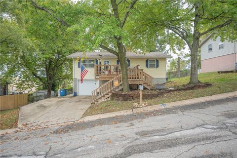 Photo of 217 Hillcrest Drive, Neosho, MO 64850 (MLS # 1326987)