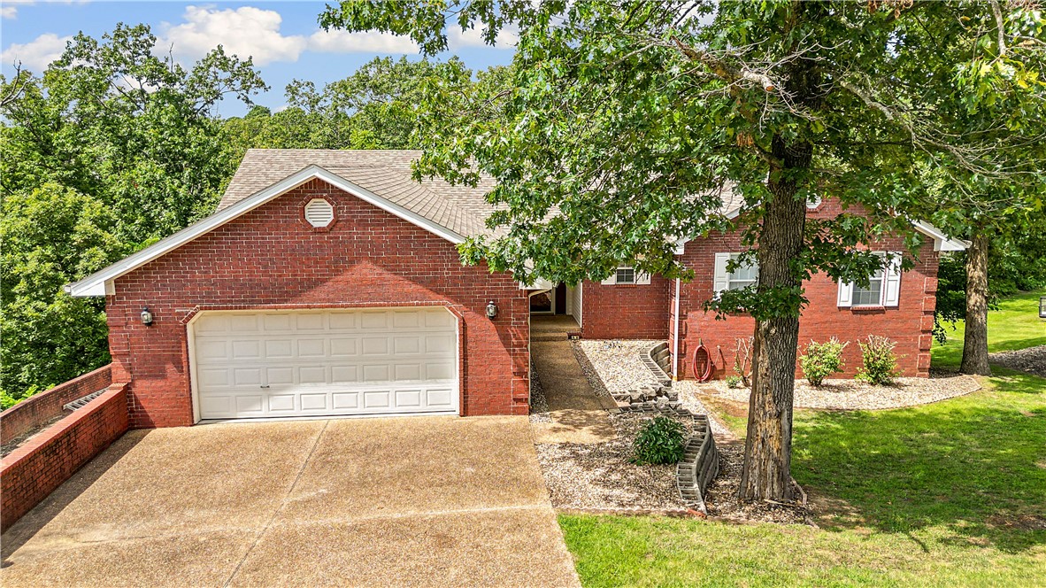 Spectacular Holiday Island Home with Ozark Mountain views. Close to 18-hole golf course and clubhouse. Great layout with 4 bedrooms and 3 and 1/2 baths. Master bedroom has walk-in closet and master bath has whirlpool tub. The second level has large bedroom, 2 bonus rooms. They could be used for game room/office or additional bedroom. 12'x30 shop/storage area.