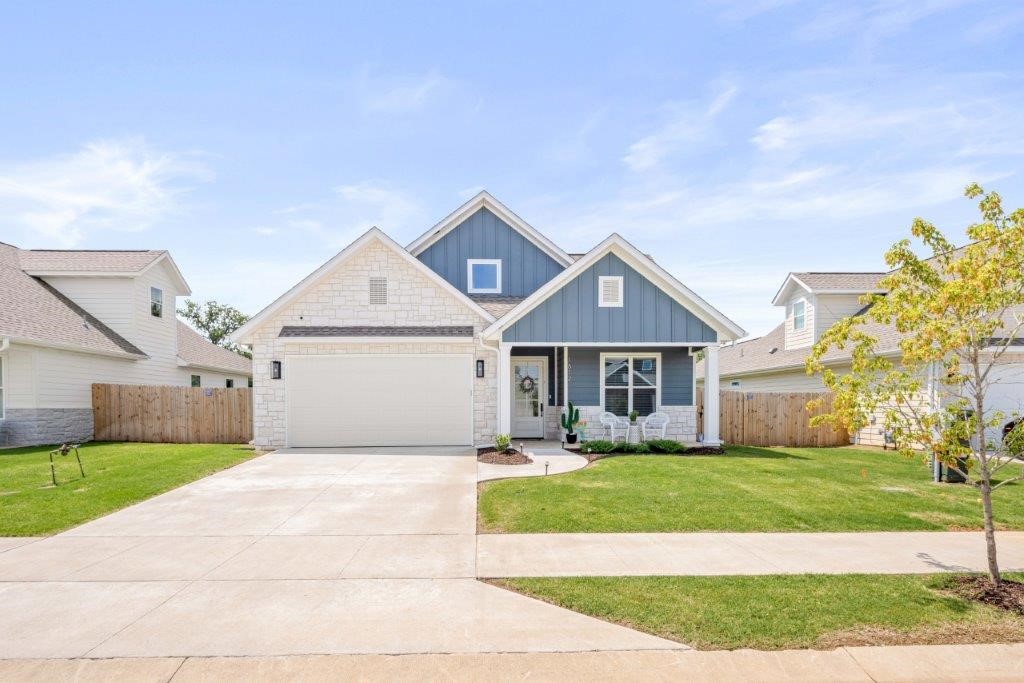 Ideal Rogers location! Immaculate 2-year-old cottage patio home. High-end finishes throughout. Relax on the beautiful outdoor living space while enjoying the professionally landscaped backyard.