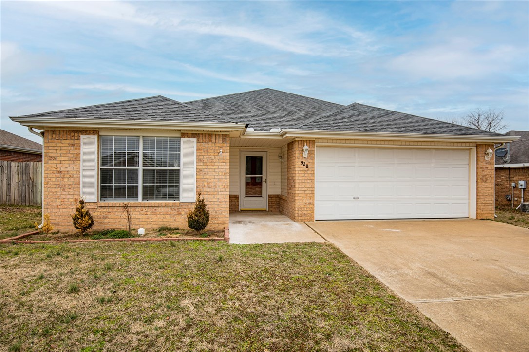 Great home in Centerton, just minutes from schools and shopping. Split floor plan, 3 bedroom, 2 bath home with new vinyl plank flooring throughout living room, hall and bedrooms. Gas fireplace in living room, master bedroom features double sinks and separate closets. Large Fenced yard.