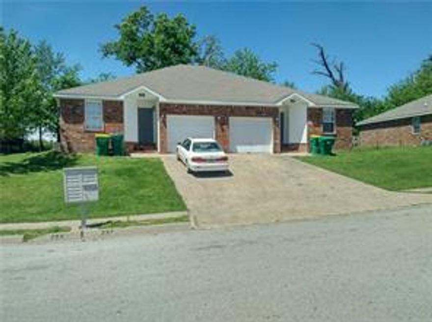 Nice duplex  Centerton featuring 3 bedrooms, 2 bathrooms & 1 car garage. Laminate wood floors in living room, new carpet in bedrooms. All Appliances included. New paint throughout.