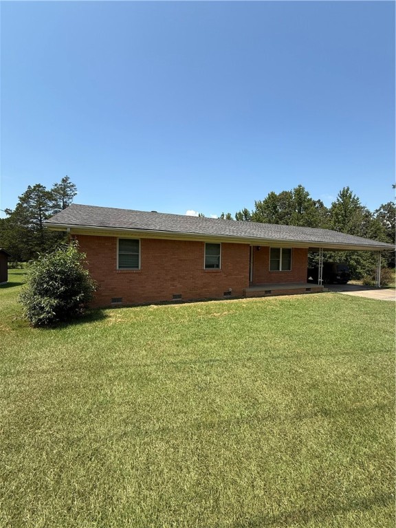 This appealing three bedroom brick abode is set on a generous plot of more than an acre, conveniently located on the outskirts of Russellville. It highlights elegant wood floors, a well designed open kitchen, and a roomy utility space. At the back, there's a patio where you can relax and enjoy your morning coffee or enjoy an evening barbecue. Book a showing on this property before someone else snatches it up!!