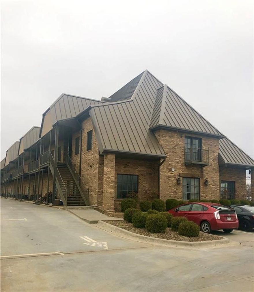 Very nice 2 bedroom 2 bath executive apartment located close to everything Bentonville has to offer and just minutes from downtown. This is a fun apartment located in the rear of the building. New hardwood floors in living room, granite countertops, all appliances included and more. **Pictures may not be of exact unit. Paint colors and flooring may vary per unit** NO PETS