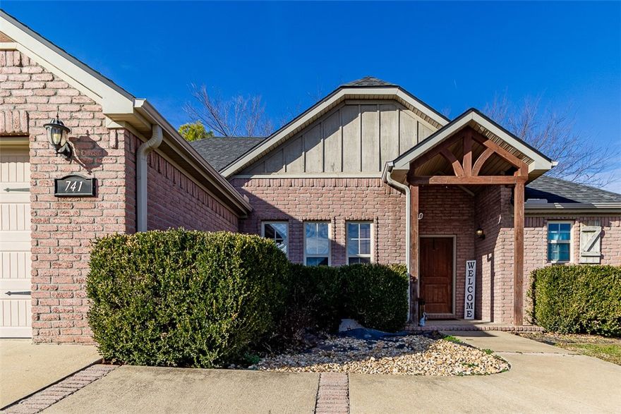 Beautiful home in the desirable Sienna Estates neighborhood with excellent curb appeal. Conveniently located near parks and schools, this property is an ideal starter home or investment opportunity. The home features a popular split floor plan, granite countertops, beautifully stained cabinetry, wood-look blinds throughout, and stainless steel appliances. Enjoy outstanding neighborhood amenities including a resort-style pool, fitness center, park, and party room available for private events. Call for your private showing.