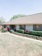 West Russellville home in Woodridge Subdivision, just minutes from medical facilities, local restaurants and shopping! Enjoy the spacious 3 bedroom 2 full baths with just under 2000sqft of modern updates around every corner! Newly built shop perfect for the hobbyist or those ''honey-do'' lists!