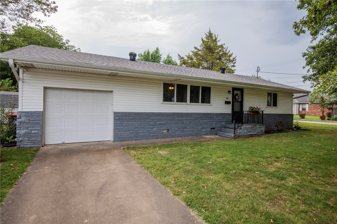 **Charming 2-Bedroom, 1 Bath Home for Sale**
- **Original Hardwood Flooring**: Beautifully refinished in 2017.
- **New Roof & Gutters**: Installed in 2022, complete with gutter guards.
- **Upgraded Appliances**: Modern dishwasher added in 2023.
- **Recent Water Heater**: Replaced in 2017 for efficiency.
- **New Windows & Sliding Glass Door**: Installed in 2018, warranty included.
- **Prime Location**: Conveniently located near Springdale Aquatic Center and public library.
- **Garage could easily be converted into a 3rd bedroom.
Donāt miss out on this great deal!