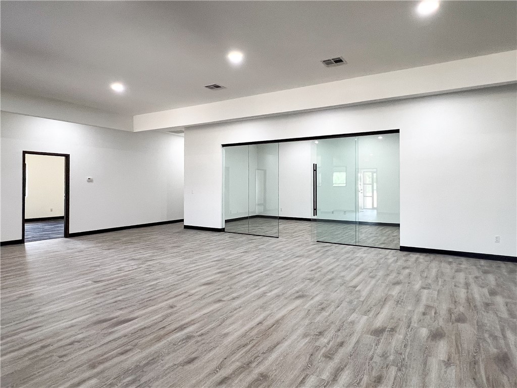 **Modern Co-Working Space for Lease – Prime Joyce Blvd Location**
Discover a vibrant and modern co-working space located just off Joyce Blvd, perfectly positioned in the heart of Fayetteville’s business district. This beautifully updated workspace offers a professional environment ideal for freelancers, startups, and small businesses seeking flexibility and style.
Featuring contemporary finishes, sleek design, and ample natural light, the space is thoughtfully designed to foster productivity and collaboration. Whether you need a private office, shared desk, or meeting area.
Key Features:
Prime location with easy access to I-49, restaurants, and shopping
Stylish, modern interiors with premium finishes
High-speed internet and secure 24/7 access
Shared conference room, kitchen, and lounge areas
Ample parking for tenants and guests
Flexible lease terms to fit your needs
Pricing from $750 for a single person office to $2,250 for a 6 person office with all utilities included.