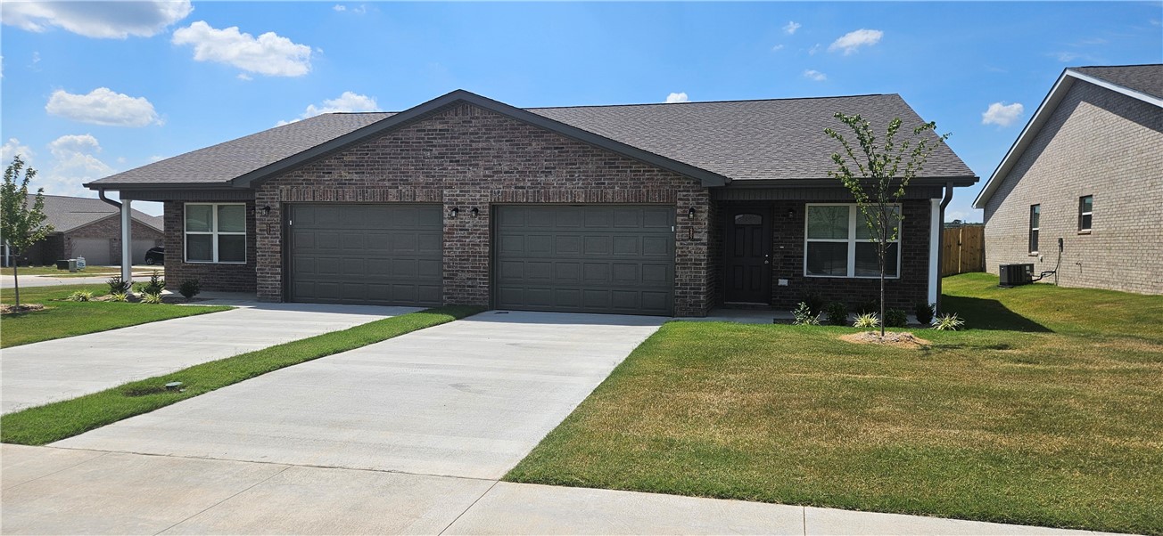 Brand new duplexes in Bentonville close to NWA Reginal Airport for lease. Home features 3 bedrooms, 2 bathrooms, 2 car garage, LVP throughout home, granite countertops, ceiling fans, open floorplan, covered back patio for grilling/entertaining, fenced in yard and all appliances included. 1 month free rent for tenant with all 1-year leases signed by October 1, 2025.