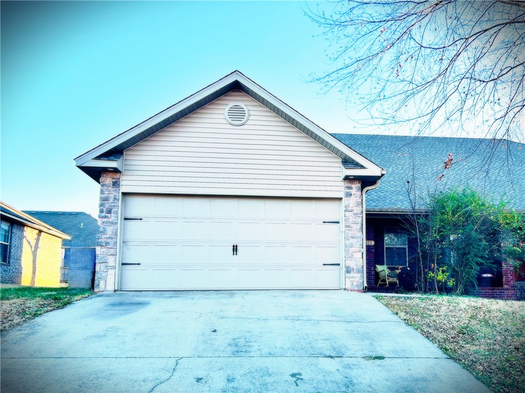 Great 3 bed & 2 bath duplex in Bentonville, a great location in the Riverwalk Farm Subdivision.