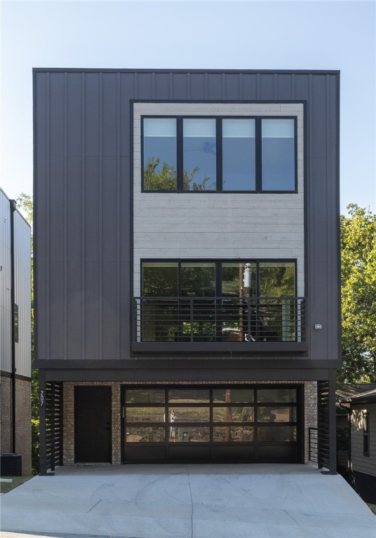 Beautiful, modern, new construction in downtown Fayetteville! 2,715 heated sq ft includes 3 bedrooms all with on-suite bathrooms, a half bathroom, open eat in kitchen to a generous sized living room, and laundry. Amenities include a large walk in pantry, white oak hardwood floors throughout, built ins, stainless steel appliances, 5 burner gas range with double ovens, tankless hot water heater, storage, covered patio, TPO roofing, 2 car garage with side storage and a private entry. This property is really in the perfect location!! Walkable to Downtown Fayetteville, Walton Arts Center, and Old Main but on a more residential street that provides a nice hometown feel! Would be great for a primary residence, lock and leave, or rental!