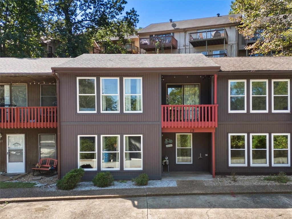 This pre-inspected & updated townhome has the flexibility every buyer wantsāwhether itās your first home or your next best investment. While there is a 3rd Bedroom on the entry level, it does not have a window. With two separate living areas (one on each level), thereās plenty of room to relax or entertain. Fresh exterior paint, all new appliances, new HVAC system, and exceptional energy efficiency. Step outside to the spacious patio and enjoy peace and privacy. The location is incredible: just 4 minutes to Town Center and close to lakes, golf, clubhouses, and world-class trails.
Hereās the best partāit can be purchased fully furnished and is immediately ready for short-, mid-, or long-term rental. Seller is even open to providing allowances for lifestyle updates or discount points WAC. Whether youāre looking for a turnkey Airbnb/cash-flowing property or a move-in ready home without the hassle of furnishing, this one checks all the boxes. A smart buy for investors or a stress-free start for first-time homeowners.