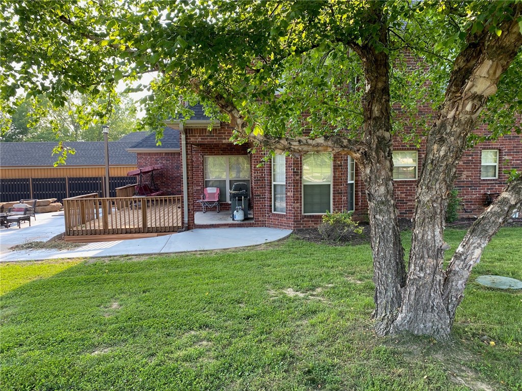 Well Maintained Home with many Extra features ,too many to list . very nice location ,Setting & patio are Very Much a part of the natural State with Large rock from the Devils Den area , Large Circle Drive ( not having to back out in the Street ,Parking for 5 Plus cars . ALL YARD SERVICES ARE ENCLUDED
Pets negotiable $300.00 pet deposit & $50.00 per month pet rent . All Occupants 18 and over $35.00 credit /criminal history fee ,