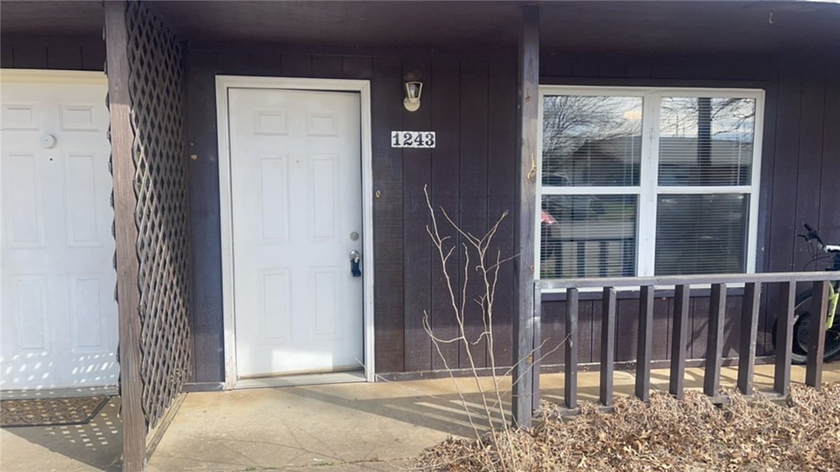 Great location. 1 bedroom 1 bath 4-plex in Rogers. Includes lawn care.
(This unit does not have W/D hook ups)
