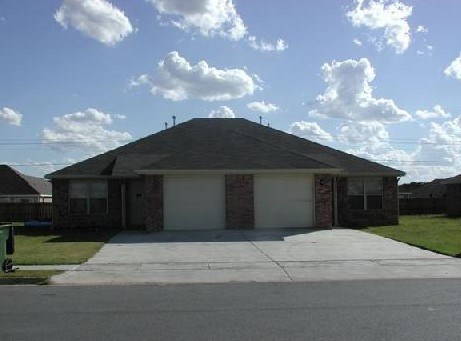 3 bedroom & 2 bathroom duplex int eh Plantation subdivision of Rogers! Unit has an attached one car garage. No Pets Allowed.