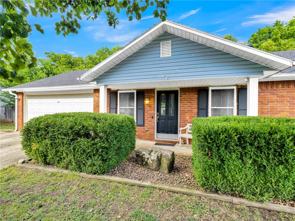 Charming Home in Prime Location ā Just Minutes from the U of A!
Welcome to this adorable 3-bedroom, 2-bath home in the heart of Farmington, offering the perfect blend of convenience and comfort! Easy-to-maintain living space, this home is ideal for first-time buyers, students, or savvy investors.
Only 8 minutes to the University of Arkansas and just 3 minutes to the Kessler Mountain trailhead, this location is a dream for outdoor lovers and Razorback fans alike. Inside, youāll find a cozy layout with great natural light and updated finishes. Outside, enjoy a spacious yard, Pool and an outdoor living space perfect for Game day!
Whether you're looking for a starter home, a game day getaway, or a smart rental investmentāthis cutie checks all the boxes! Professional Pictures Coming Soon