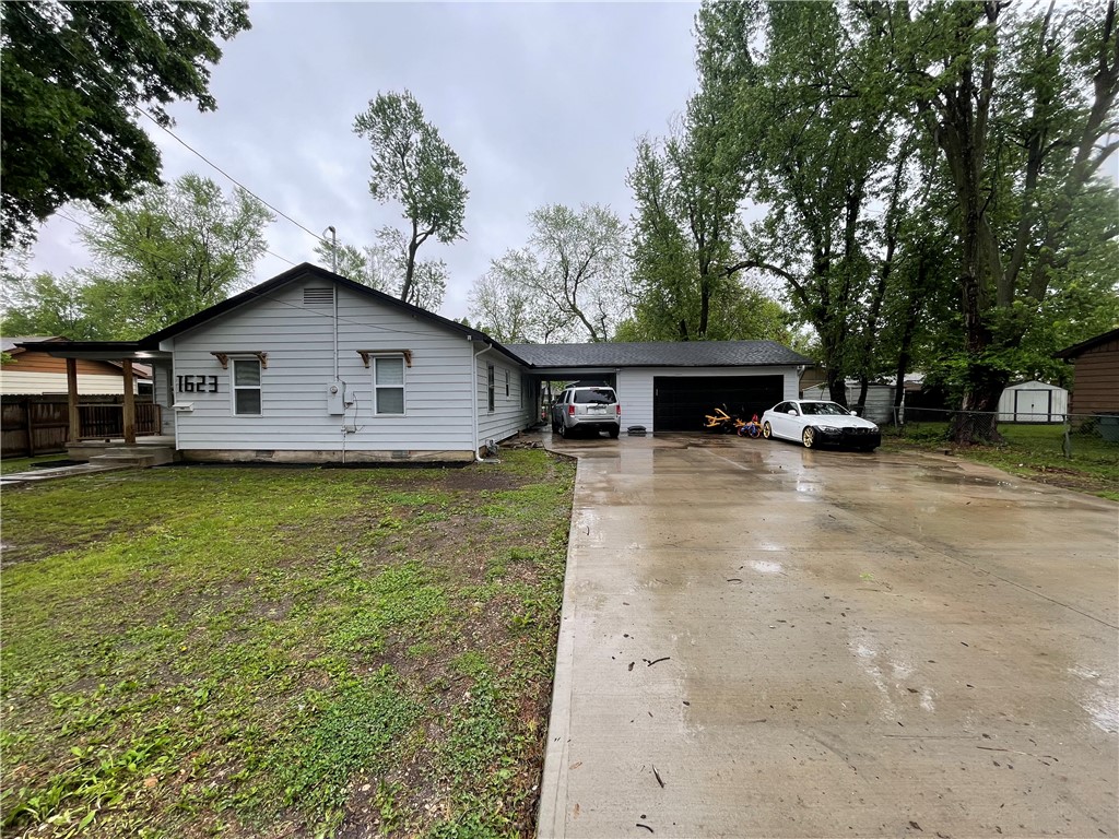 Come and see this house on a good location. This house has 3 bedroom, bathroom and half. Roof and flooring were replaced on 2020. With a 520 sqf detached garage, this house offers plenty of storage space. Enjoy the large backyard and the amazing location close to schools and water park. Security system and refrigerator convey with the property.