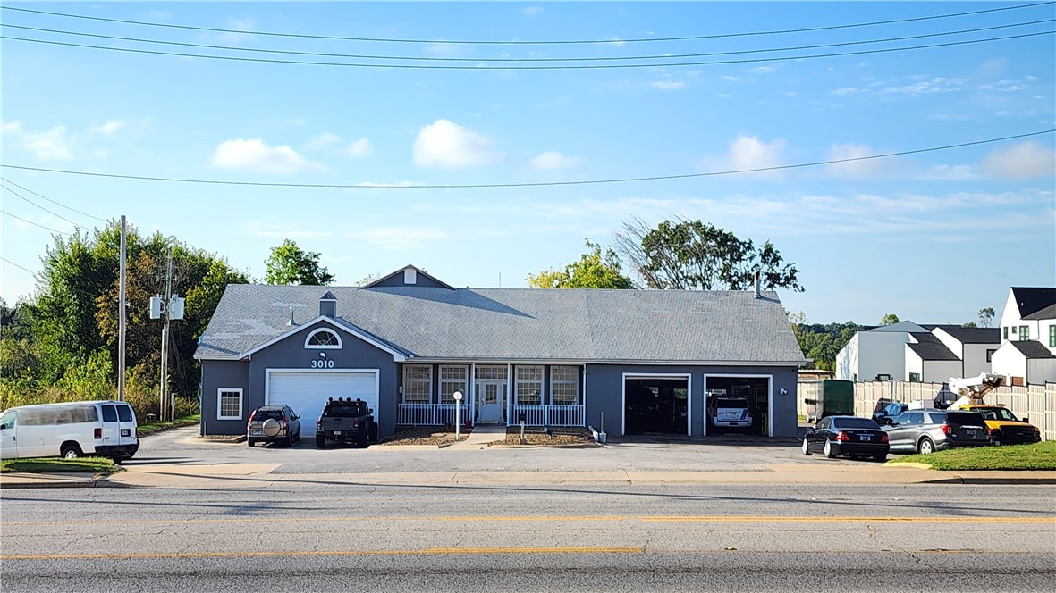 Prime location on Walnut St with 27,000 traffic count. Approx. 1 mile from l-49 near many national retail stores, local restaurants & businesses as well as new and established residential homes. Also listed for sale MLS # 1324434