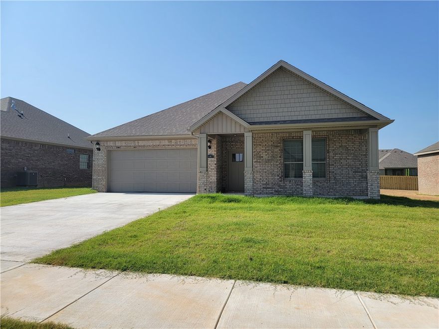 This 3-bedroom, 2-bathroom rental house offers a beautiful house layout that seamlessly combines style and functionality. With a spacious yard and a prime location, it presents a rare opportunity to experience a luxurious and comfortable living experience. Make this house your new home and relish in the elegance it offers.

Home Features:

Stove and dishwasher included!
Less than 1 mile from Bentonville West High School
Private, fenced back yard.
Pet friendly!
Located in a lovely Centerton neighborhood
Built in 2021