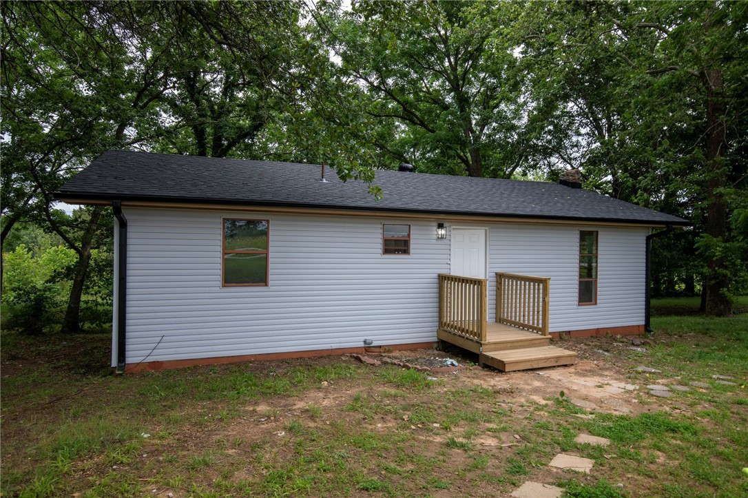 Looking for a peaceful, budget-friendly retreat? This charming home is for you!
This revitalized 2-bedroom, 1-bath home offers comfort, style, and serenity. Recent updates include:New architectural shingle roof, New vinyl siding, New luxury vinyl plank (LVP) flooring, New hot water heater, New HVAC system, New recessed lighting, New granite countertops, New dishwasher and stove. Enjoy the tranquility of nature from your brand-new deck. According to Google Maps, you're just 26 minutes from Downtown Rogers—close enough for convenience, far enough for peace and quiet.
Homes like this don’t stay on the market for long. Schedule your private showing today!