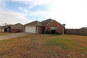 3-bedroom 2 bath home with large privacy fenced yard. Enjoy all the amenities that Sienna Estates has to offer. clubhouse, pool and playground! Take a stroll to the Centerton parks and lake! Occupied. At least 24 hr. notice. 1 pet possible with increased deposit of 300.00. Tenant placement only
