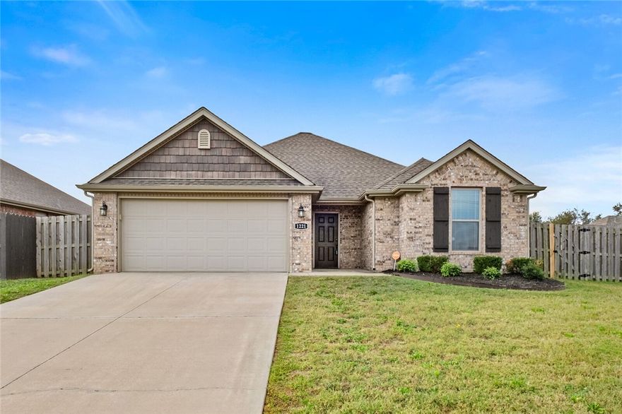 Beautiful all-brick 3 bed, 2 bath home in prime Centerton location!
Don’t miss this charming and move-in-ready home located just minutes from top-rated schools and the rapidly growing Centerton area. This well-kept 3 bedroom, 2 bathroom home offers a spacious layout, durable all-brick exterior, and a welcoming feel throughout. Enjoy the convenience of an included appliance package featuring a refrigerator, washer, and dryer—making your move even easier. Whether you're a first-time buyer or moving to the area, this home has the perfect mix of comfort, location, and value.