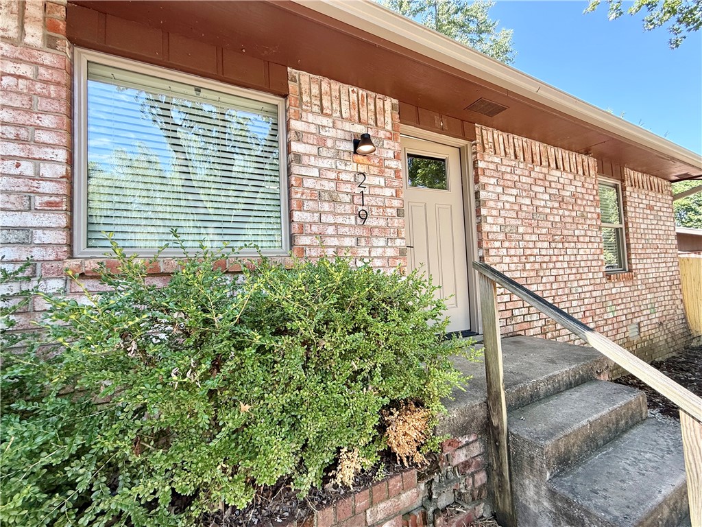 NEWELY REMODELED Duplex in Fayetteville!!!! 2 bedroom 1 bath. Kitchen features granite counters, tile flooring and all new appliances including refrigerator, washer and dryer . Large living room has new carpet and ceiling fan. Bathroom has granite counter additional storage over the toilet, and lighted mirror. Both bedrooms have new carpet and ceiling fans. New Privacy fenced back yard.