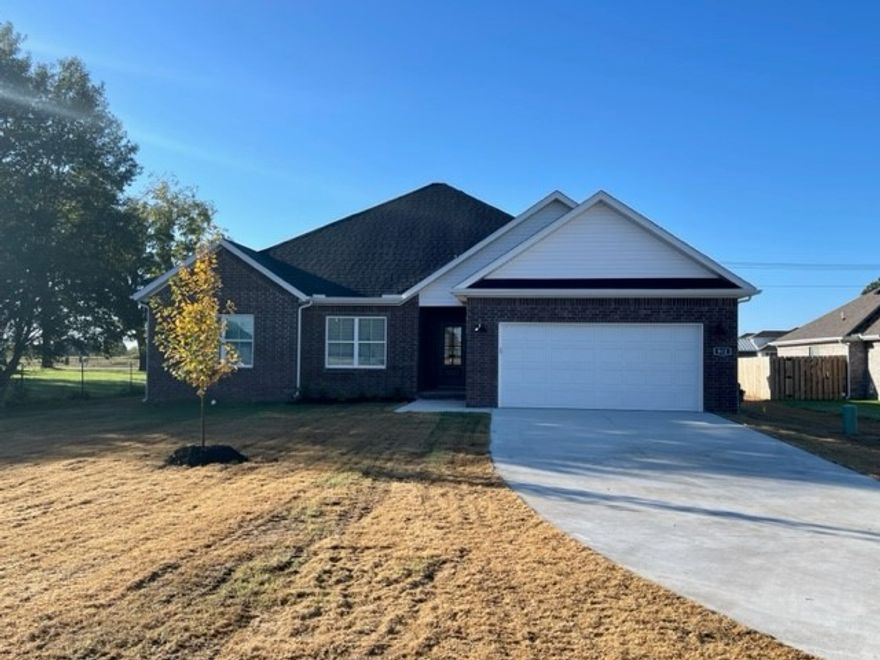 Newer 4 bed 2 bath home located directly behind the new Pea Ridge High School and only minutes from Bentonville! Features include high end custom cabinets, large kitchen island, upgraded granite & fixtures, gas range, wood look ceramic tile floors, custom tile shower, whirlpool tub, raised ceilings, 2'' faux blinds, large covered patio, & much more!