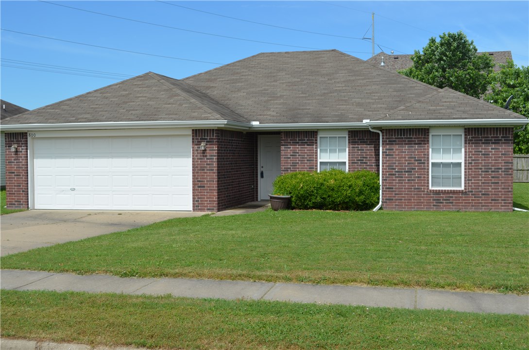 Nice 3 bed 2 bath home in Bentonville schools , will make a great starter home or good rental for the investor. Don't wait long, this one won't last! Will be taking more pictures on Monday as seller was loading U-haul this today.Range will be installed on 06/20/2020