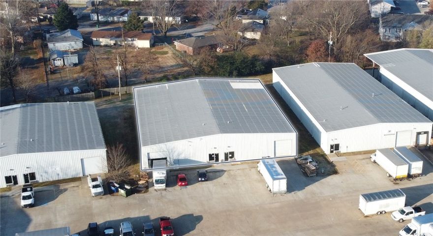 Building can be demised to 6,250 sf
Community dock available
One small office and one bathroom per unit
3.4 mile drive to interstate-49
1.0 mile drive to hwy 71-b