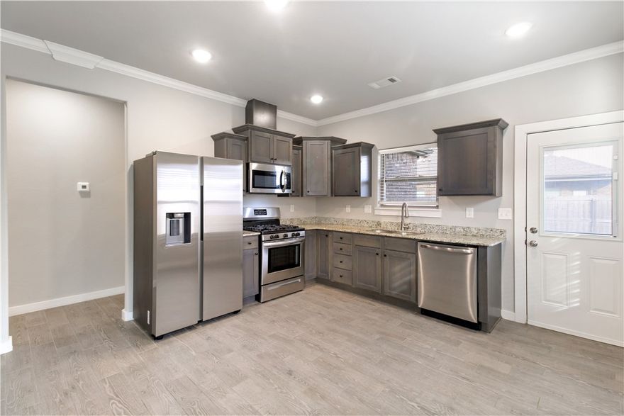 Townhome in an amazing location. 1,404 sq/ft with 3 bedrooms, 2.5 baths and 2 car garage. New Carpet!

This unit comes equipped with Stainless Steel appliances, which include a full-size gas range, and a large Samsung refrigerator with filtered water and Ice in the door.

Other bonuses include a walk-in pantry and a large laundry room with a top-load washer and front-load dryer. 

Fenced-in back yard, covered patio with outdoor ceiling fan.

Both floors have plenty of double-pane windows keeping electricity costs low and bringing plenty of natural light into the home.

220 v outlet available in the garage for EV charging.