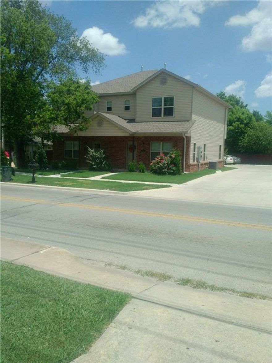 Nice townhome on U of A bus routs near campus. Home features 3 bedroom, 2.5 bath. Open living room & kitchen. Wood floors in living room, granite counter tops throughout, tile in kitchen, dining & baths, carpet in bedrooms. Covered front patio & nice back porch for grilling. All appliances.