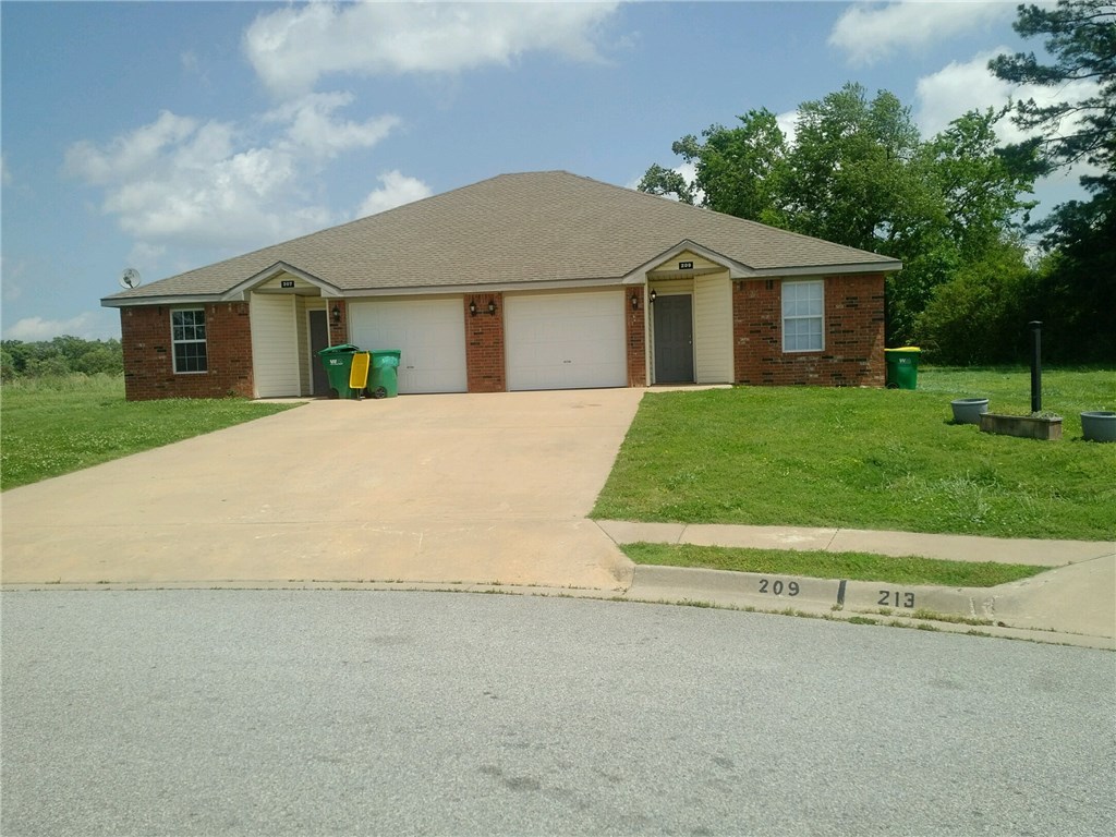Nice duplex in Centerton featuring 3 bedrooms, 2 bathrooms, & 1 car garage. Laminate wood floors in living room, carpet in bedrooms. All appliances. New paint throughout. Nice shaded patio for entertaining.