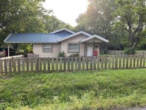 Attention investors, this cute cottage is waiting for you! Would also make a great starter home. The cottage style home is a 2 bedroom 1 bathroom with newer metal roof, nice size yard with small picket fence and lots of possibilities. This home is located just a couple of minutes from down town.