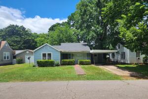 Great home in town, ready for it's next family! Two bedroom home has a 2nd den that could easily be converted into a large 3rd bedroom. Nice deck out back and a good sized yard makes this a great home for family and kids!