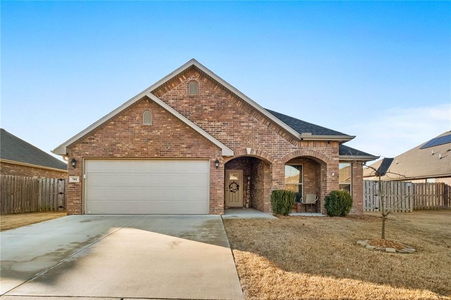 Welcome to 701 Melrose Place in Centerton! This inviting home features an open-concept floor plan. The spacious kitchen offers spacious counter space & and eat-in kitchen, providing the perfect spot for meal prep, gathering, & everyday living. The private primary suite is a relaxing retreat, complete with a garden tub, separate shower, & dual vanities for added comfort & convenience. Just 5 minutes from Centerton Gamble Elementary, Bentonville West, & the Kinyon Sports Complex. With its incredible location & thoughtful design for both functionality & comfort, this home is ready to welcome its next owners.