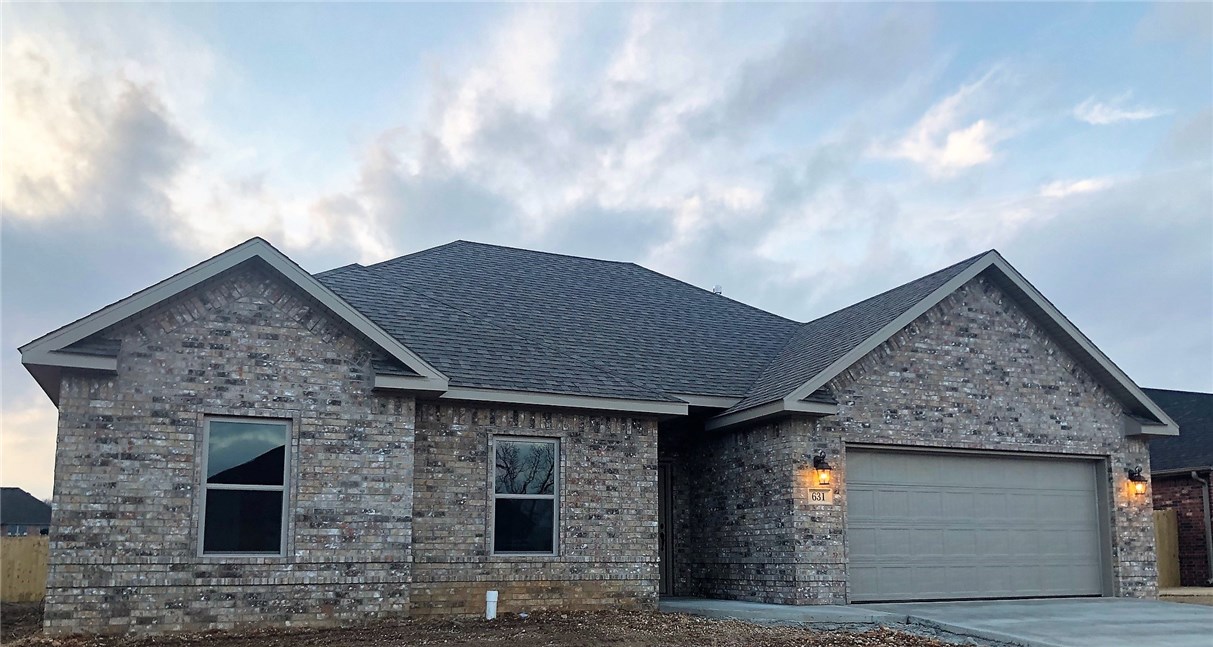 Beautiful new home in great neighborhood. Shiplap ceiling in breakfast area. Split floor plan, fenced back yard.