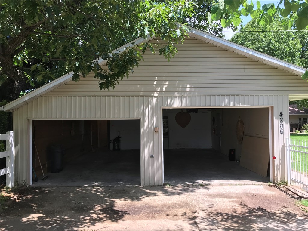 Nice efficiency apartment. Very quiet. Located at dead end of McRay. Large two car garage attached (26.4' x 23.5'). Includes refrigerator and range. Washer & dryer hook-up. Renter only pays for electricity & trash service. (Landlord pays for water, no gas)