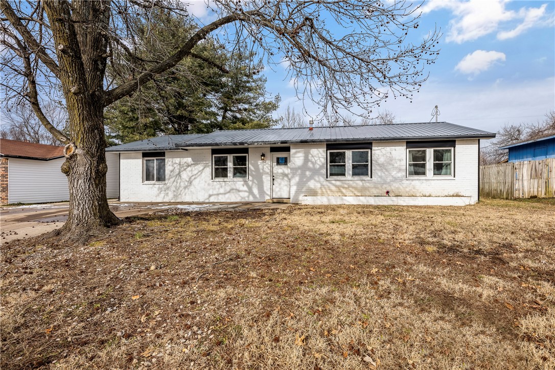 Cute remodeled home in 2022 with all new flooring, kitchen appliances, paint, fixtures, ceiling fans, cabinets and granite counter tops. The bathrooms are remodeled as well with new bathtubs, toilets and cabinets. New HVAC and water heater. The washer, dryer and refrigerator will convey as well. All the updates were done in 2022. Back on market no fault of seller. Highest and best offers accepted no later than noon Thursday, October, 24, 2024.