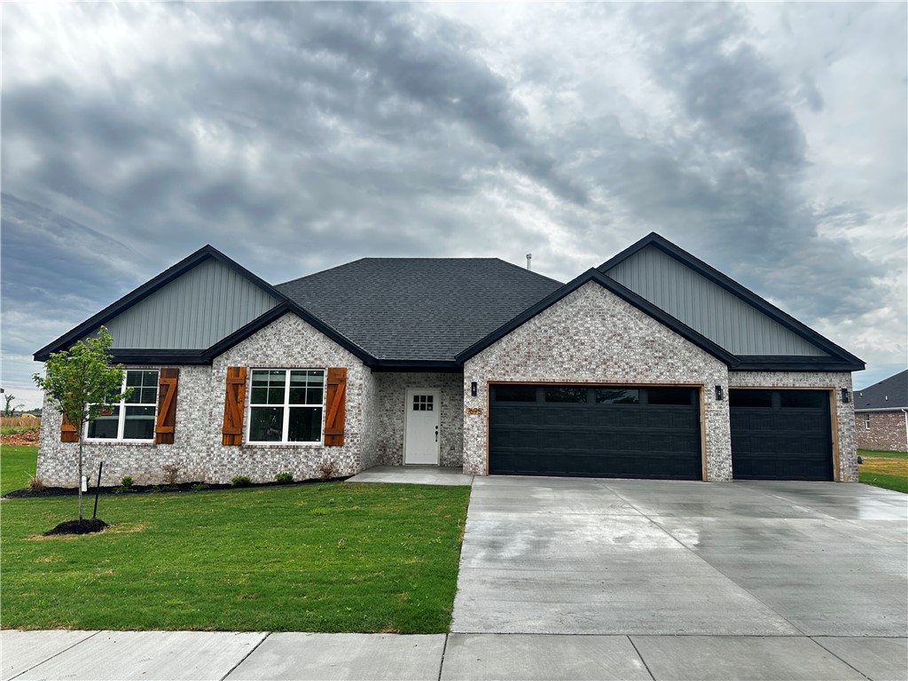 Welcome to this stunning 4-bedroom, 2-bathroom home with a spacious 3-car garageāall on a single level for effortless living. Perfectly situated between Bentonville and Fayetteville, you're just minutes from I-49, making commuting a breeze and putting shopping, dining, and entertainment within easy reach.
Inside, enjoy soaring vaulted ceilings in the living area and a cozy, centrally located gas fireplace. The open-concept kitchen is a chefās dream with a gas cooktop, fully vented hood, built-in oven and microwave, and elegant quartz countertops. The expanded dining area flows seamlessly to a large covered back porchāideal for outdoor dining and entertaining.
Donāt miss your chance to own a beautifully designed, move-in-ready home in a prime Northwest Arkansas location!