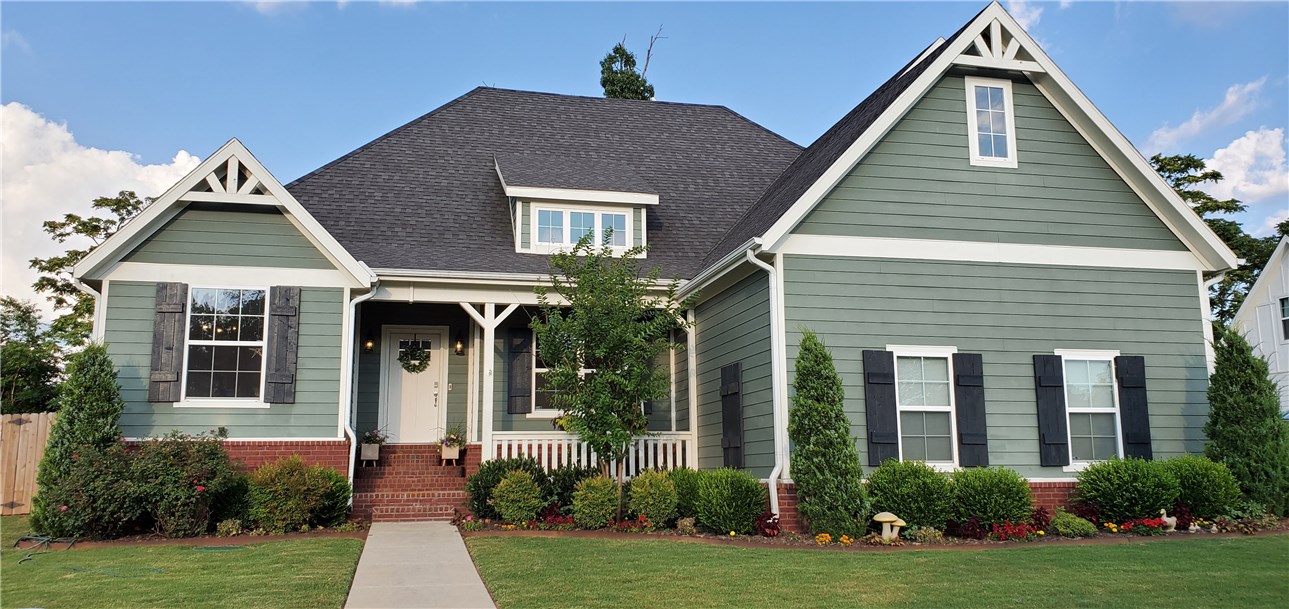 Gorgeous Craftsman Style home in one of NWA's most desirable subdivisions, Hyde Park. Kitchen with granite counter tops and stainless steel appliances, island and eat-in breakfast area, recently painted, new light fixtures downstairs, 4 bedrooms 3.5 bathrooms, bonus room, office/study, formal dining, large living area with fireplace and built-in shelves, plenty of natural light!