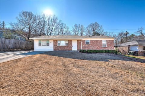 Photo of 1925 S Custer Lane, Fayetteville, AR 72701 (MLS # 1332995)