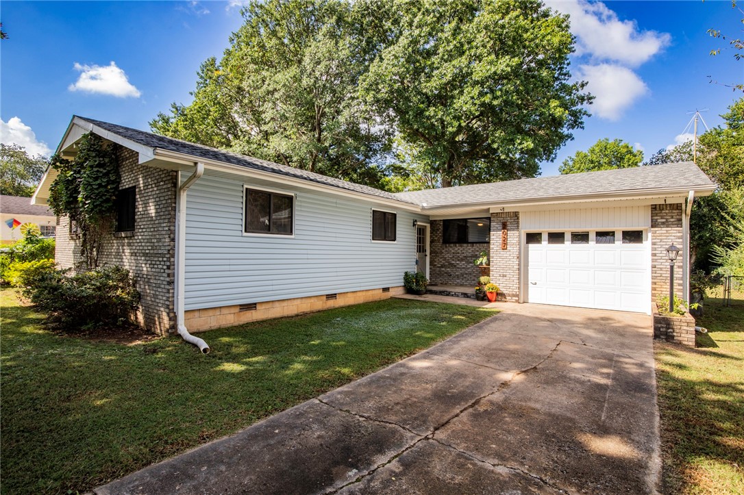 Beautifully remodeled Fayetteville home less than 2 miles from the University of Arkansas!
This charming property sits just a half-block from Woodland Jr. High and offers quick access to I-49, Washington Regional, the VA Medical Center, restaurants, and shopping. It’s also near the bus route and even has a private cul-de-sac gate that connects directly to Woodland Jr. High and the Razorback Greenway. Inside, you’ll find brand-new solid oak flooring, fresh tile in the wet areas, new kitchen countertops, and all-new paint and trim throughout. The thoughtful floor plan balances openness with privacy, creating a comfortable flow for daily living. A full vapor barrier has also been installed in the crawlspace for peace of mind. The large quarter-acre fenced flat lot gives plenty of safe play area for kids and furry friends. Whether you're college parents, investors, or plan to live in this little beauty, don't miss out on this excellent opportunity!