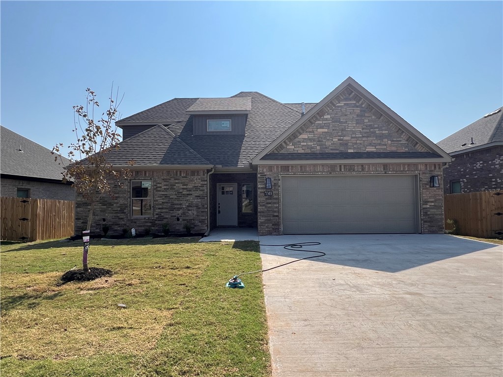 New construction full brick custom cabiets, walkin closests and walk in tiled master shower for sale or lease.